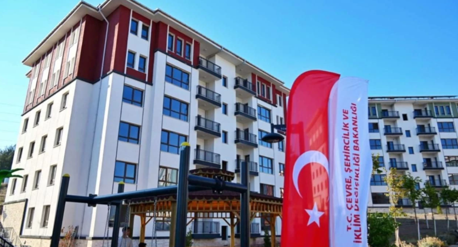 Bakan Kurum, sosyal medya üzerinden 81 ilde gerçekleştirilecek 500 bin sosyal konut projesiyle ilgili vatandaşlardan gelen sık sorulan sorulara yanıt verdi. Kurum, paylaşımında projenin büyük ilgi gördüğünü belirterek, vatandaşların en çok merak ettiği konuları açıkladı.