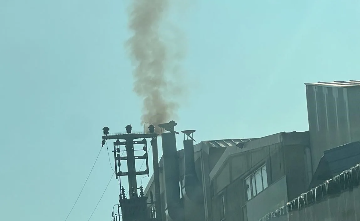 Havaların soğuması ve kış mevsimine girilmesiyle beraber başta sanayi bölgeleri olmak üzere soba kullanımları da başladı. Isınmak maksadıyla soba kullanılan yerlerde tüketilen yakıtlar ise hava kalitesi açısından ciddi önem taşıyor. Hava kirliliğini tetikleyen uygunsuz maddelerin sobada yakılmasını önlemek adına son yıllarda hem devlet kurumları hem de yerel yönetimlerde önemli adımlar atılıp sert tedbirler alınıyor. Bu kapsamda İnegöl Belediyesi İklim Değişikliği ve Sıfır Atık Müdürlüğü de denetimlerin sıklaştığını duyurarak vatandaşlara uyarıda bulundu. Ağır cezaları bulunan uygunsuz maddelerin sobada yakılması konusunda drone destekli denetimlerin aralıksız şekilde devam sürdürüleceği ifade edildi.