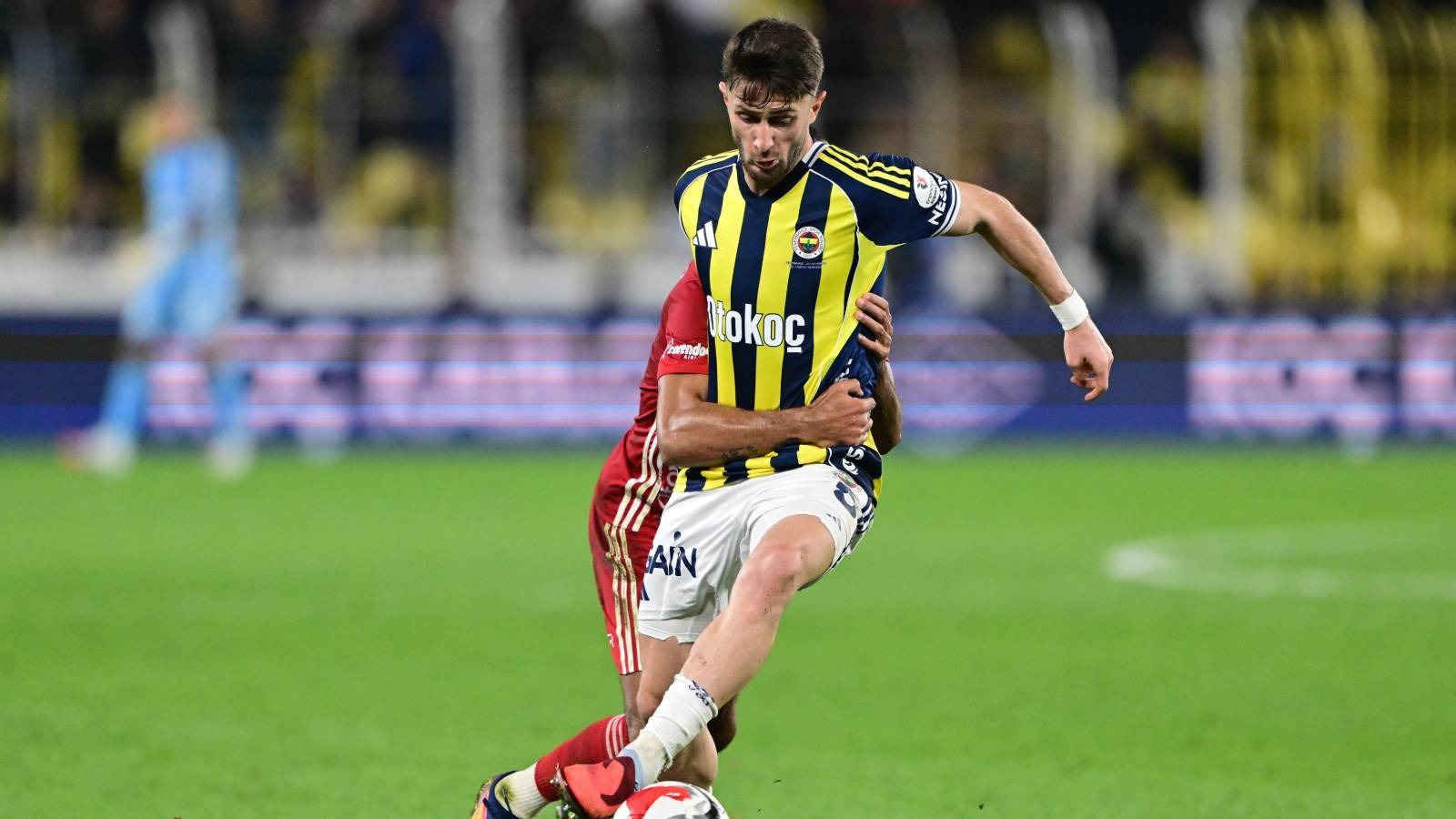 İznik doğumlu Fenerbahçe forması giyen Milli futbolcu İsmail Yüksek'in dünyanın en büyük kulüplerinin radarında olduğu öğrenildi. Ünlü spor yorumcusu Yağız Sabuncuoğlu ile İsmail Yüksek'i takibe alan Premier Lig Kulübünü açıkladı.