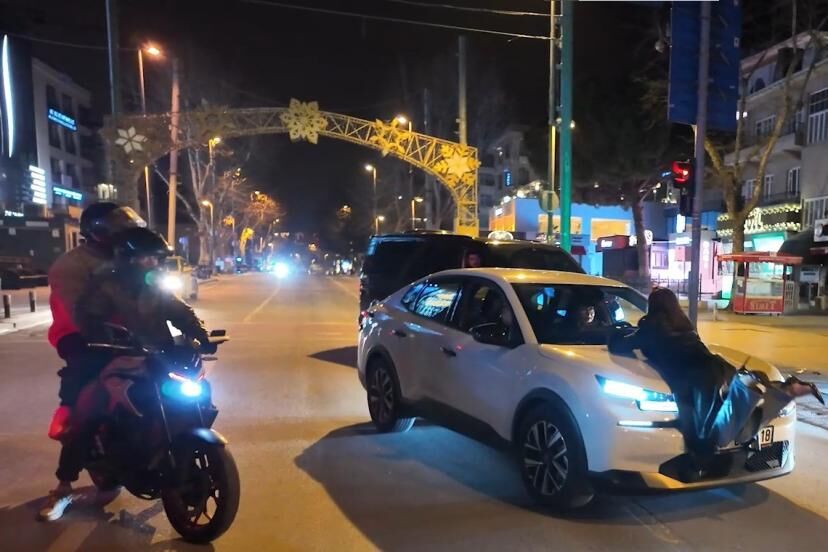 Polis Uygulamasinda Ilginc Anlar Alkollu Yolcu Cakar Iddiasiyla Aracin Onune Atladi