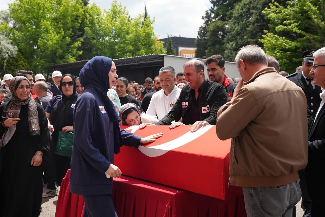Gozyaslari Turkiyeyi Aglatti Sehit Polisin Oglundan Yurek Daglayan Veda 1791361 202605181327 20260518132757 1