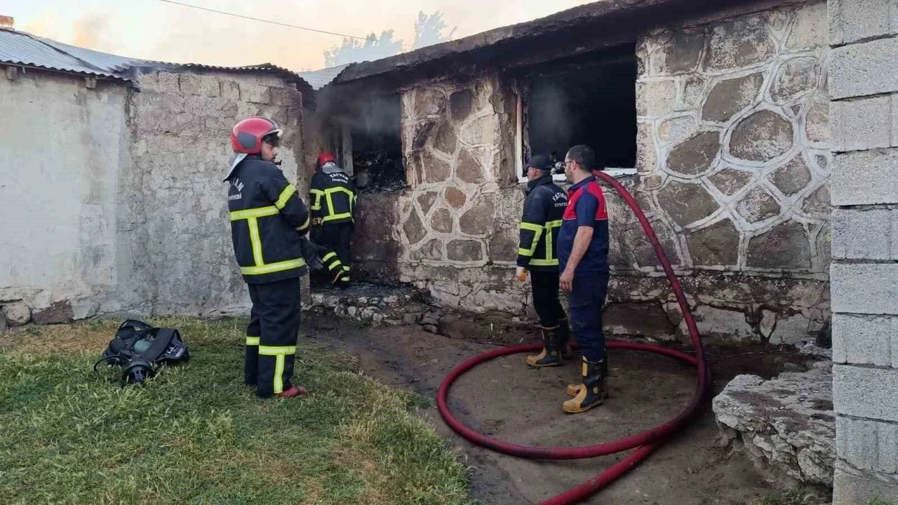 Yangina Uykuda Yakalanan 22 Kisilik Aile Kurtarildi
