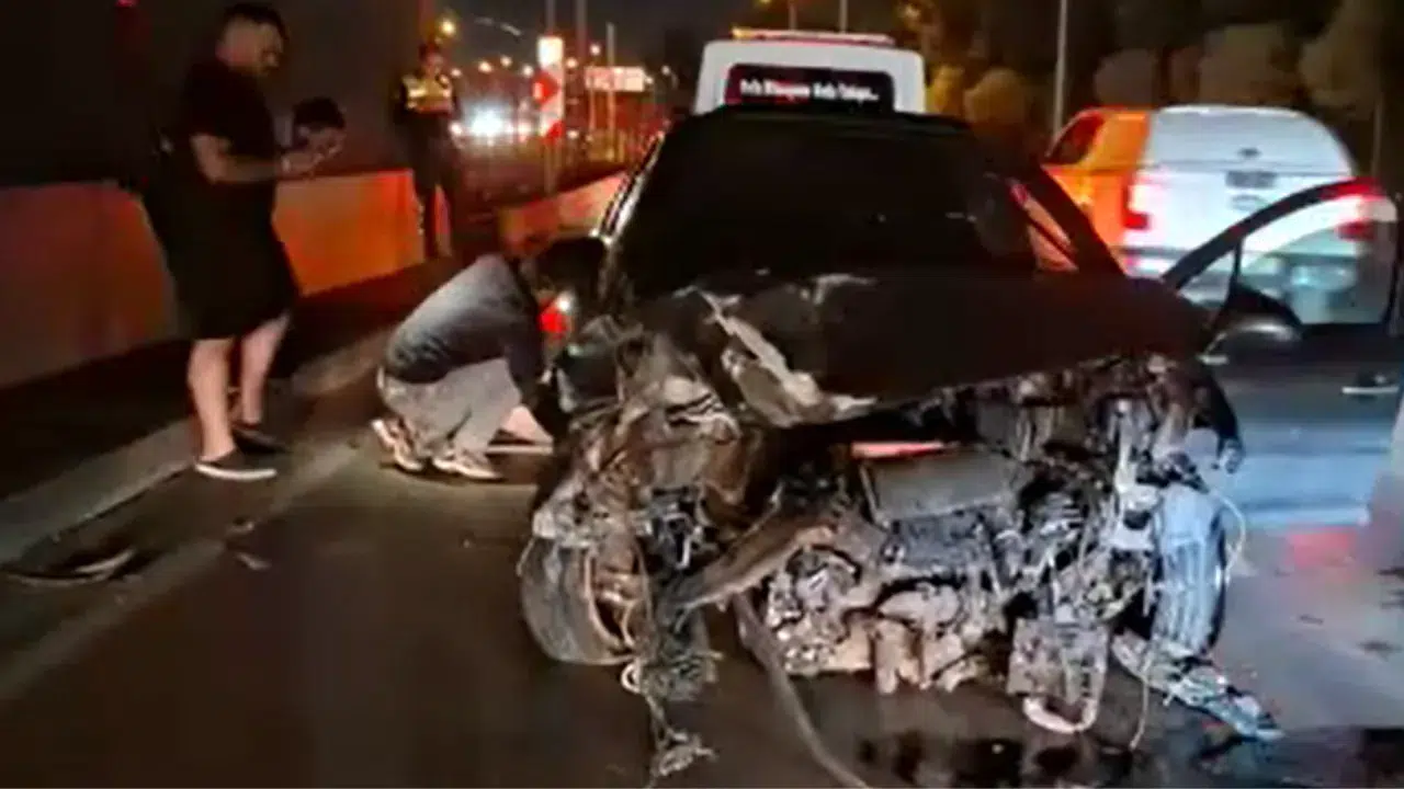 Yf Px Bursa Osmangazide Kontrolden Cikan Otomobil Baz Istasyonu Ve Metro Bariyerlerine Carpti