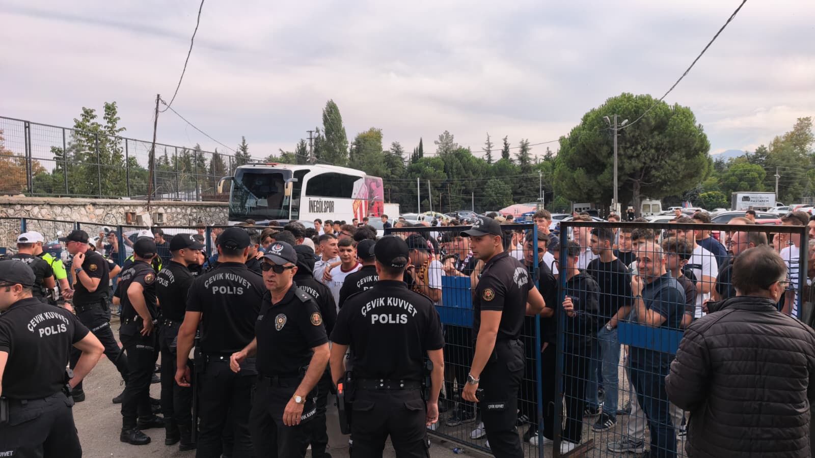 İnegölspor taraftarı tribün dışında kaldı! Yöneticiler devreye girdi