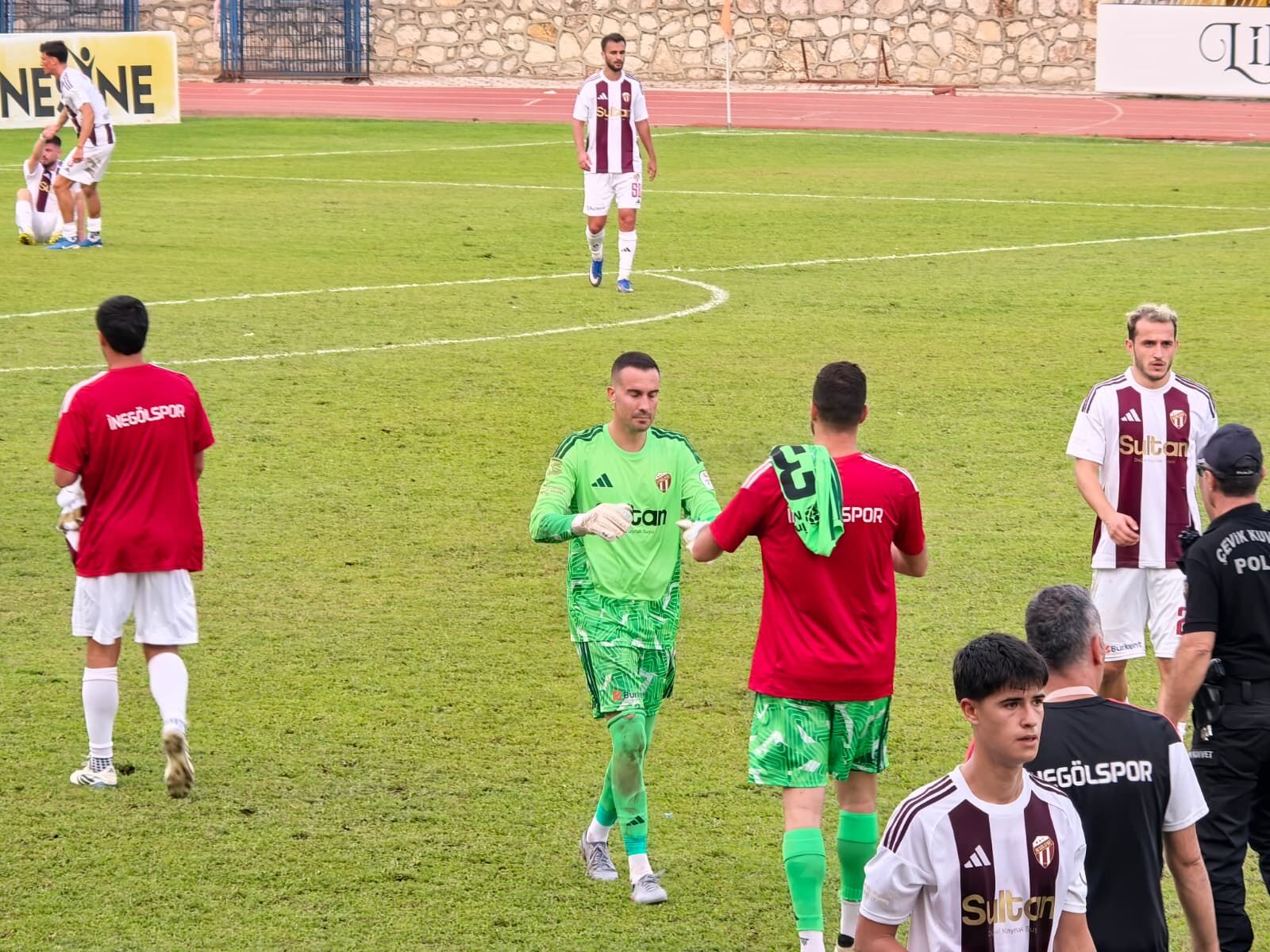 İnegölspor evinde mağlup oldu! Taraftar kaleciyi ayakta alkışladı