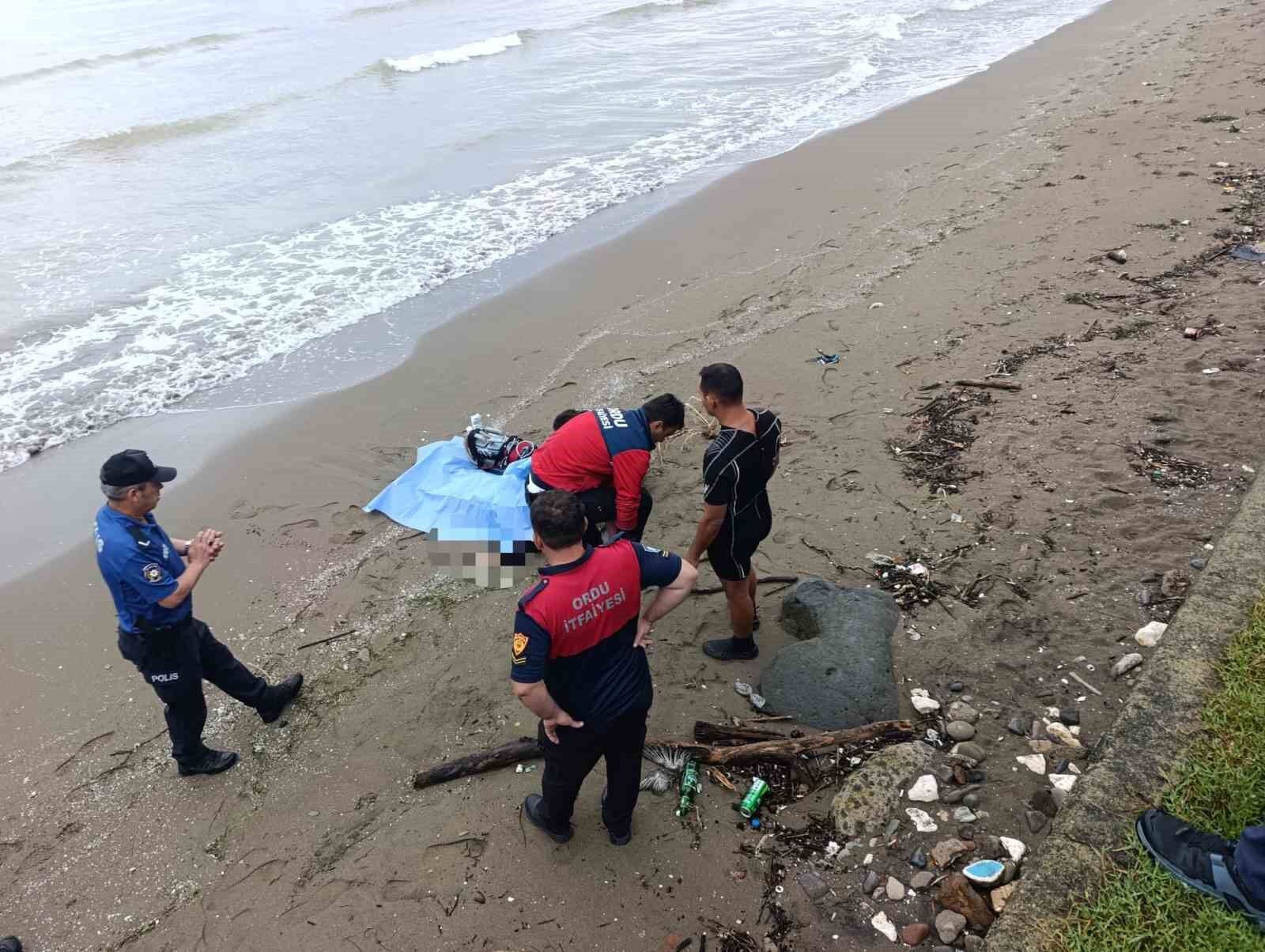 Sabah sahile inenler suyun üstünde gördü! Yanına yaklaşınca de*şete düştüler...