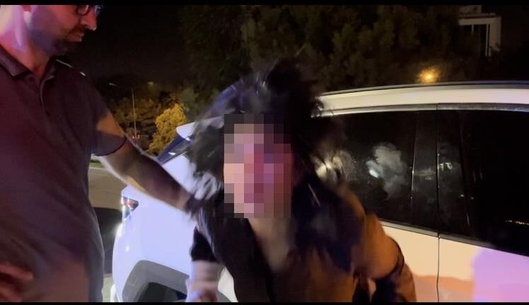 Bursa'da ters yola girdi, ortalığı birbirine kattı: Gazetecilere tükürdü, polis aracına saldırdı