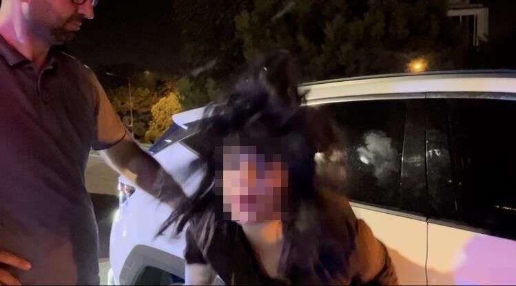 Bursa'da polise küfredip gazetecilere tüküren kadın tutuklandı!