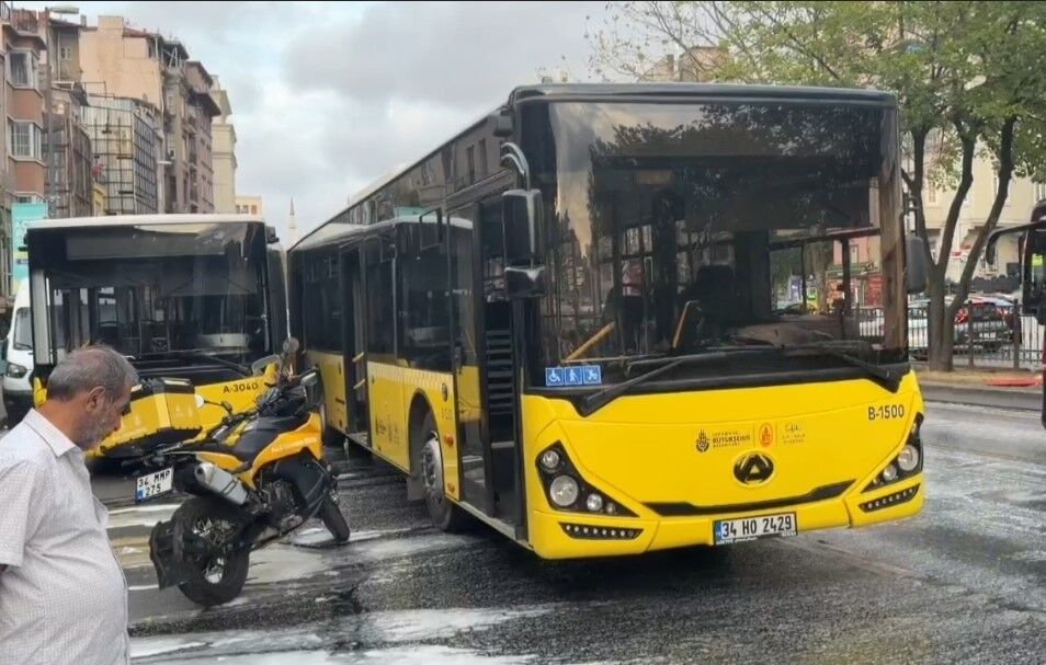 İki belediye otobüsü çarpıştı: Yola dökülen yağ sürücülere zor anlar yaşattı!