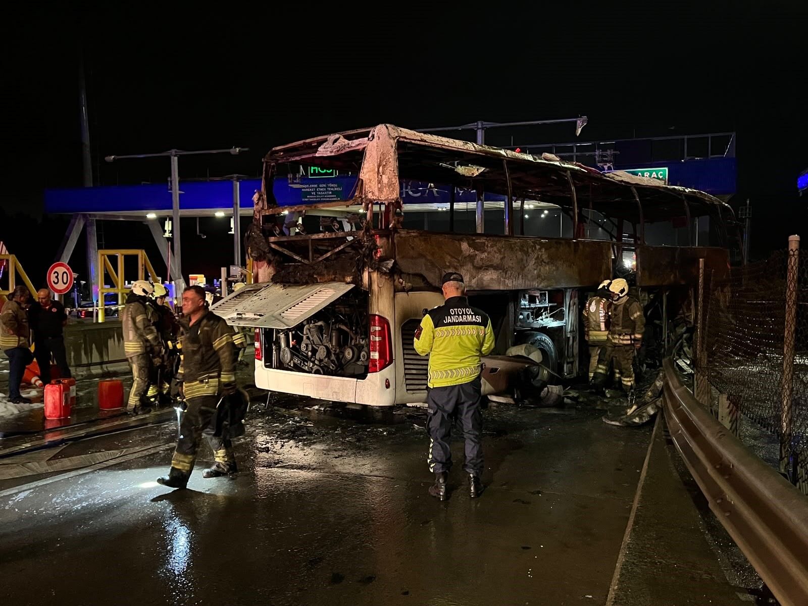 Bariyerlere çarpan otobüs alev alev yandı!