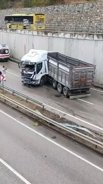 Bursa'da yağış sebebiyle kontrolden çıkan tır makasladı: Sürücü yaralandı