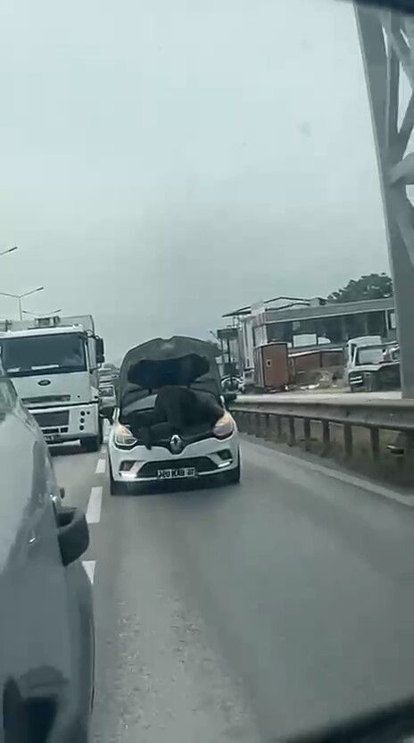 Bursa'da seyir halindeki otomobilin kaputunu açarak tamir yaptı!