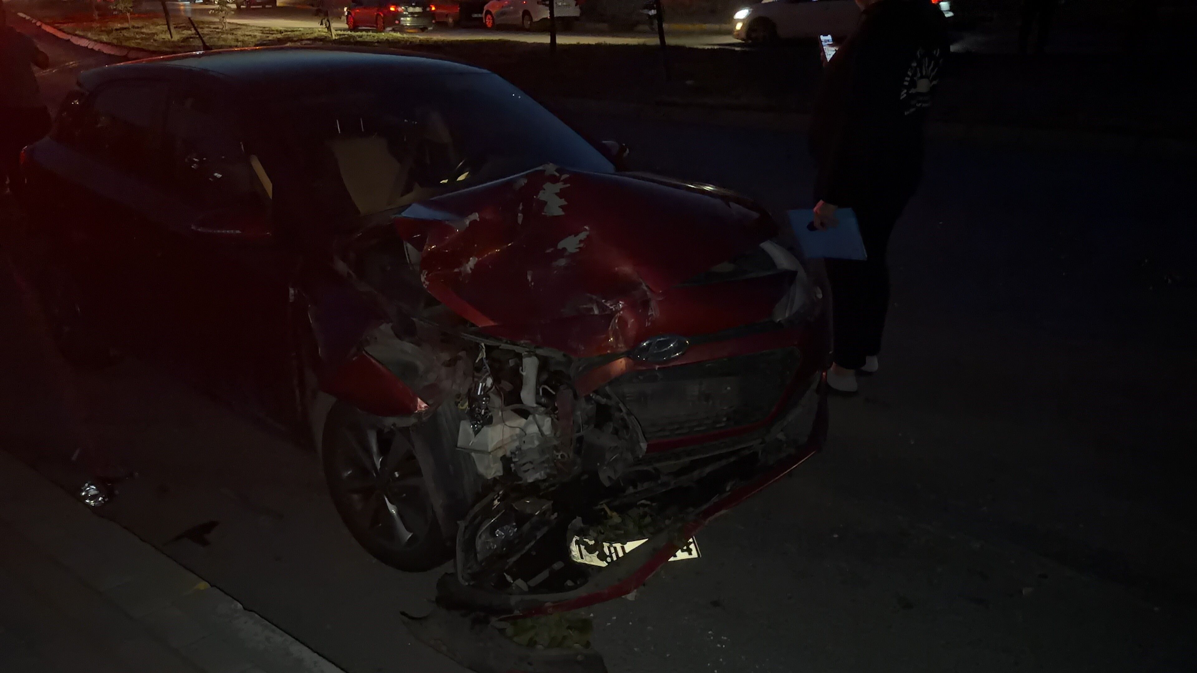 Belediye otobüsü virajı alamadı: İki aracı biçti, 3 yaralı!