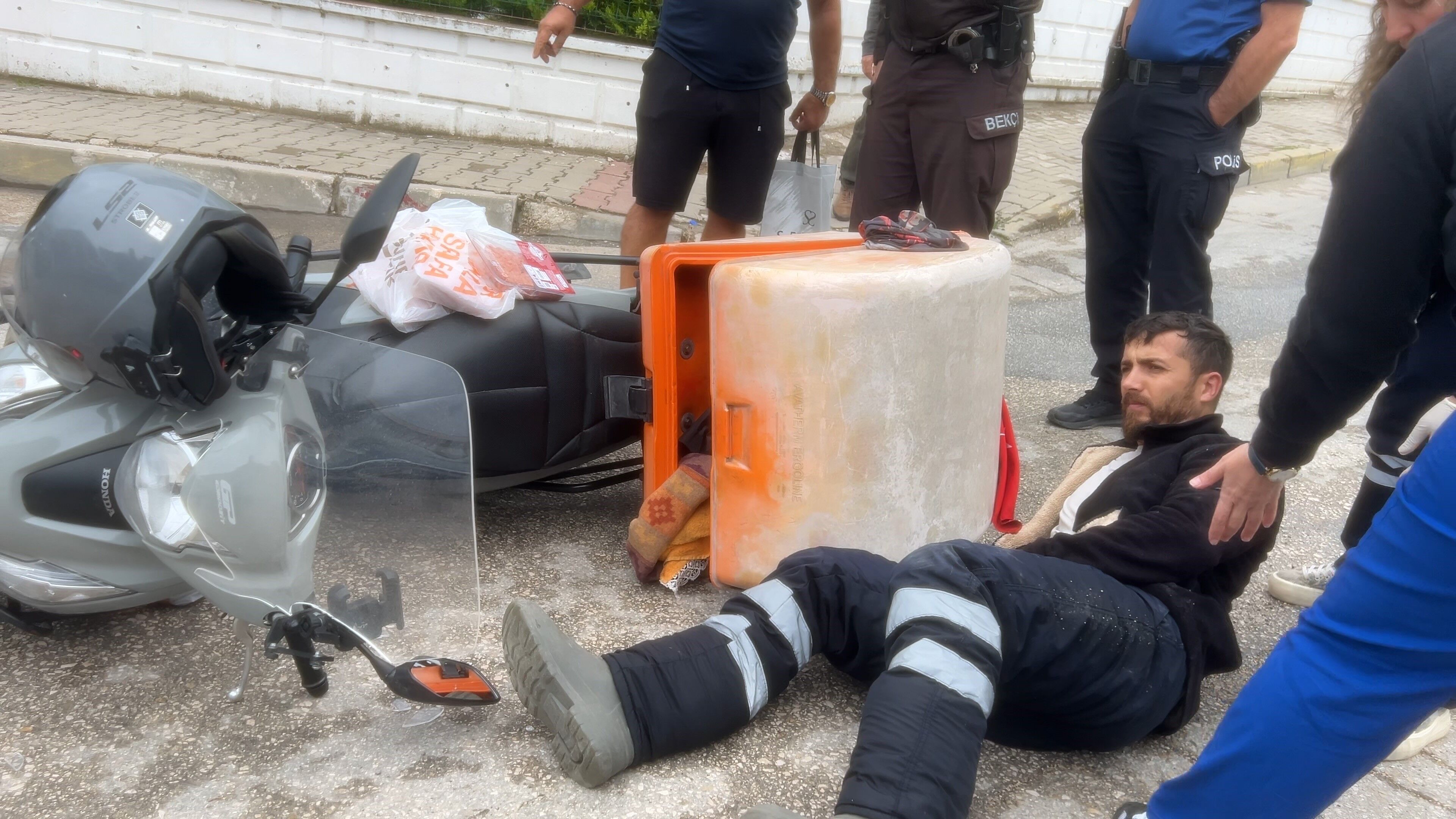 Bursa'da yağış kazayı getirdi: Ani fren yapan kurye yaralandı!