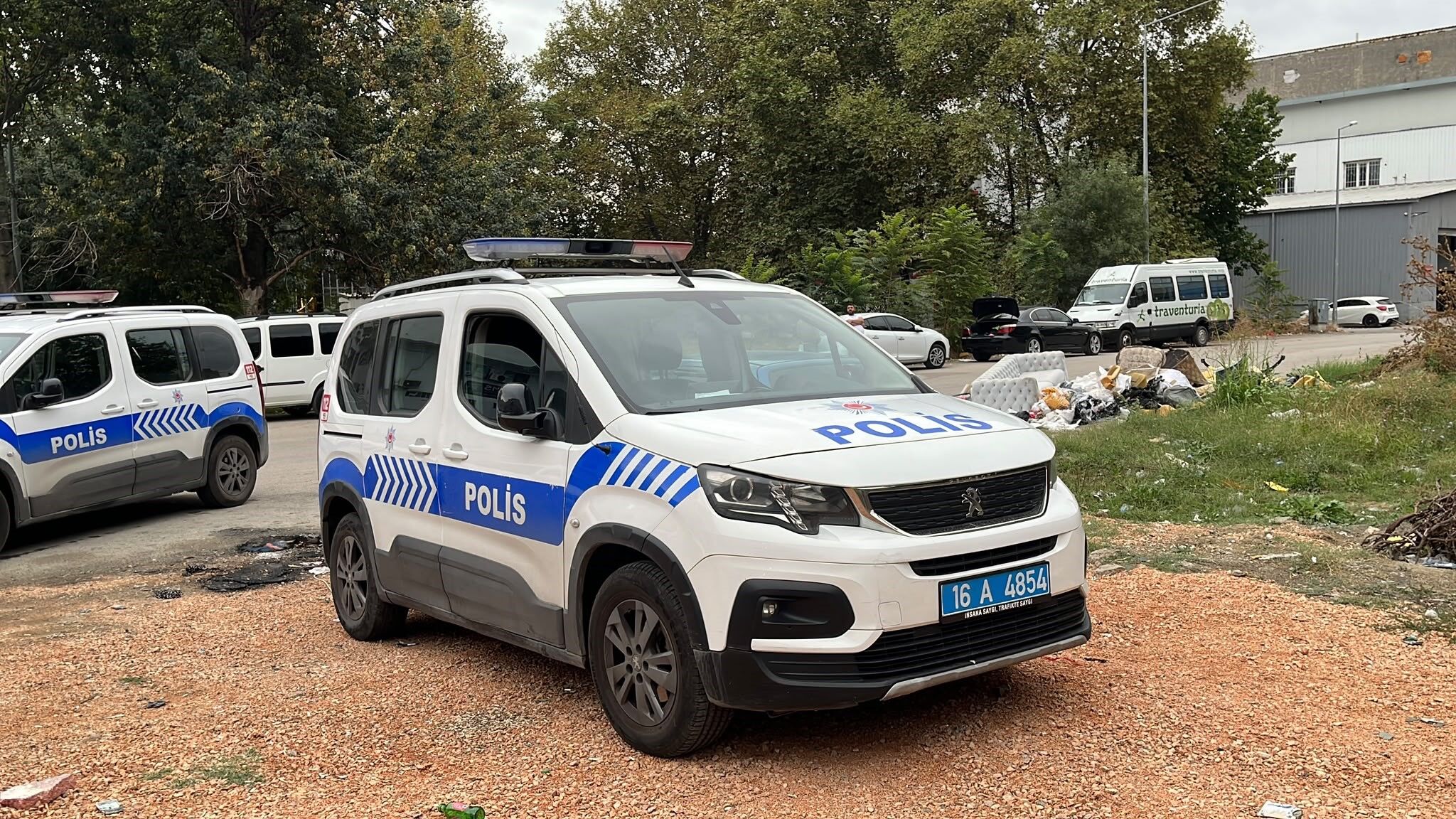Bursa Osmangazi'de kendini otomobile kilitleyen kadın ekiplere zor anlar yaşattı