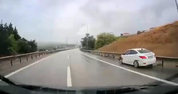 Bursa'da yağışlı havaya aldırmadı, bariyerlere böyle girdi