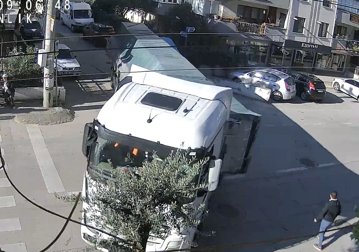Bursa Mudanya'da tır, dar sokakta dönüş yaparken giysi toplama kutusuna çarptı!