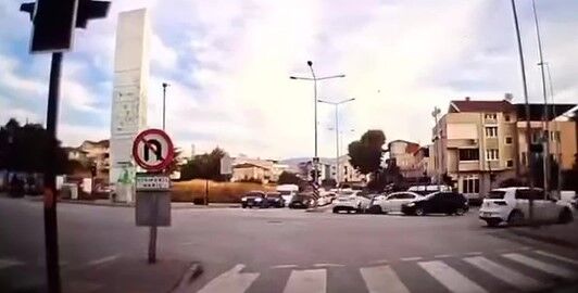 Bursa Osmangazi'de hatalı dönüş yapan otomobil kazaya neden oldu