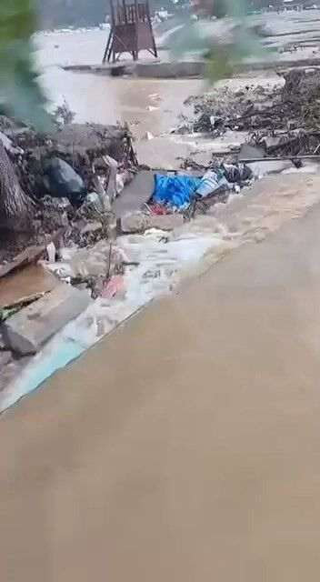 Bursa Eşkel'de deniz ile kara birleşti | Mahsur kalan 4 kişi kurtarıldı