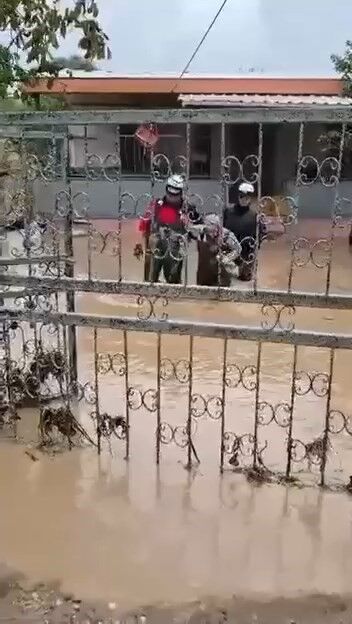 Bursa Mudanya'da taşkında mahsur kalanlar böyle kurtarıldı