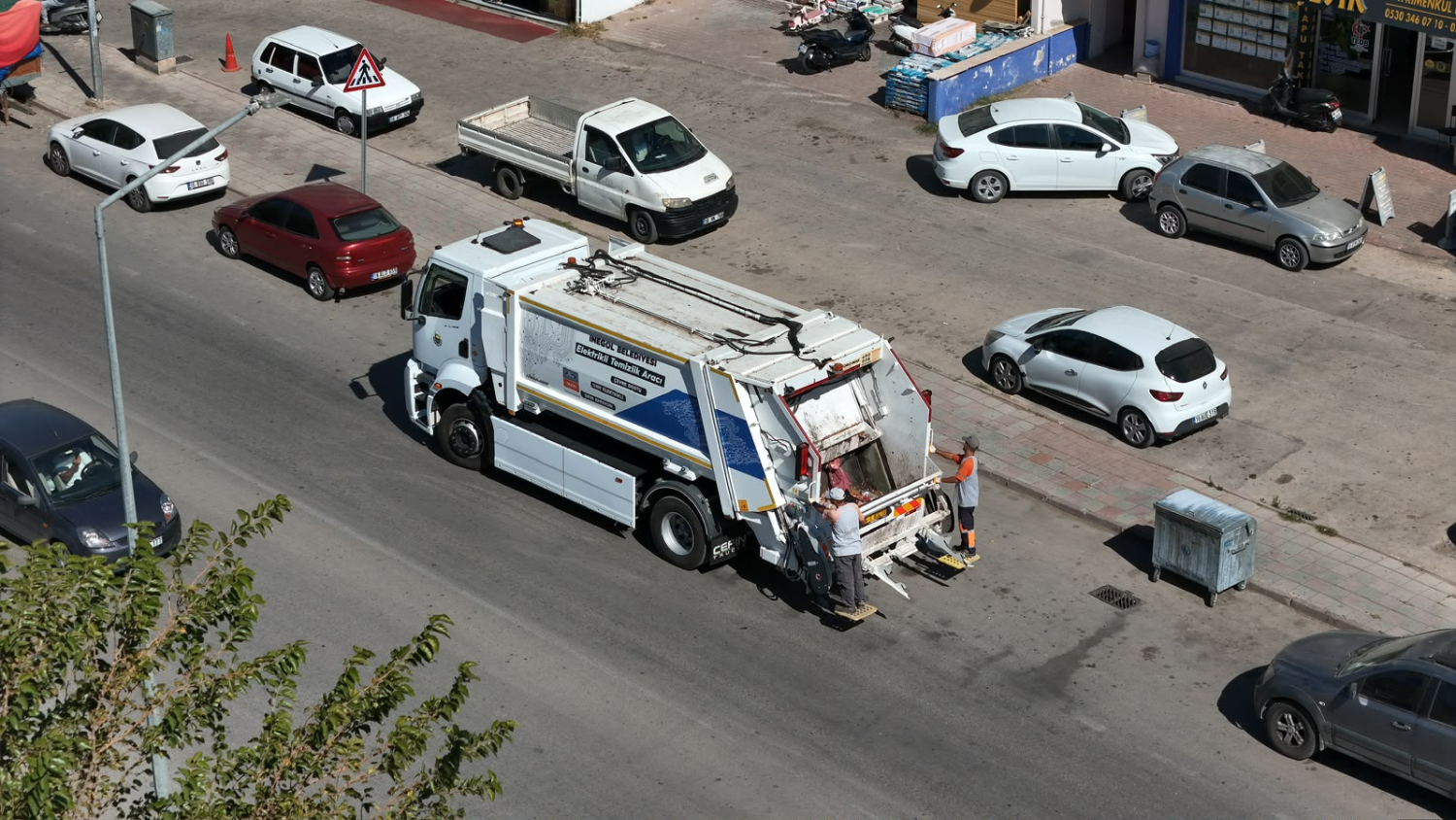 İnegöl'de bir ilk! Yüzde 100 elektrikli çöp kamyonu sahada