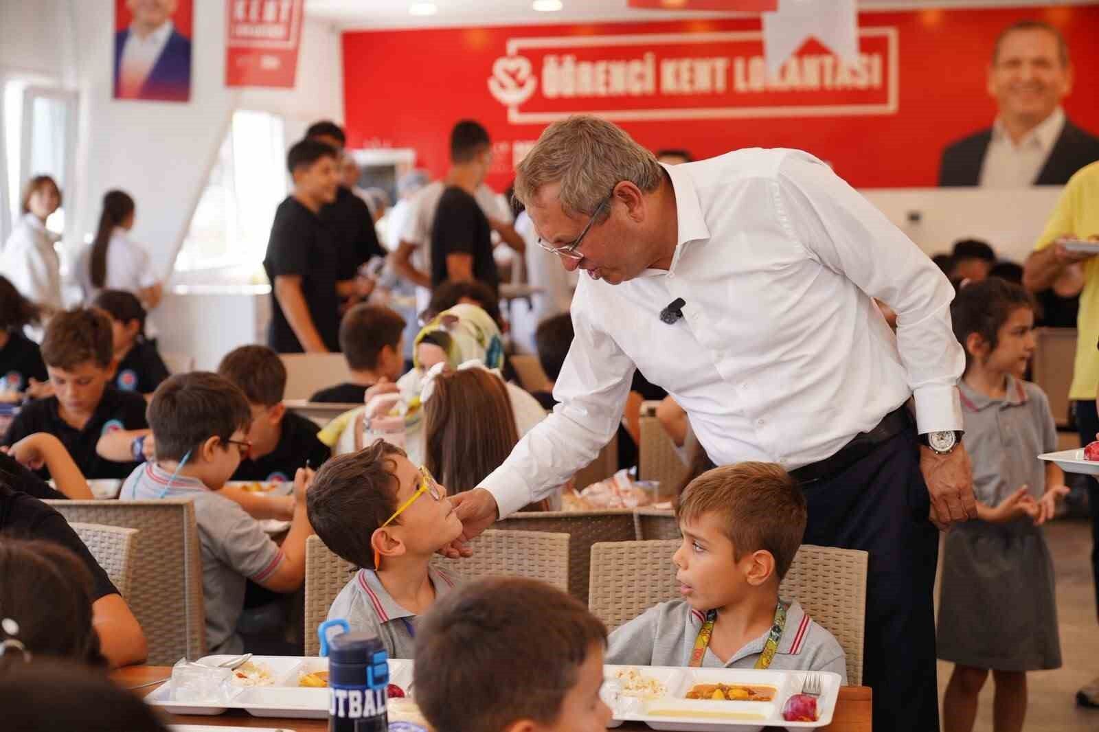 Ayvalık'ta öğrenci sofrası; 3 çeşit yemek ve meyve 50 TL