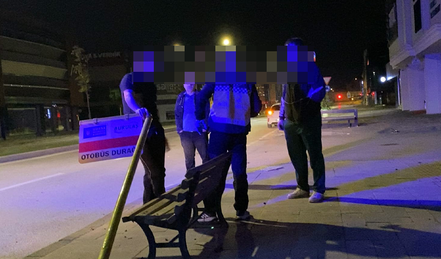 Bursa İnegöl'de otomobil yoldan çıktı, tabelaları devirdi!