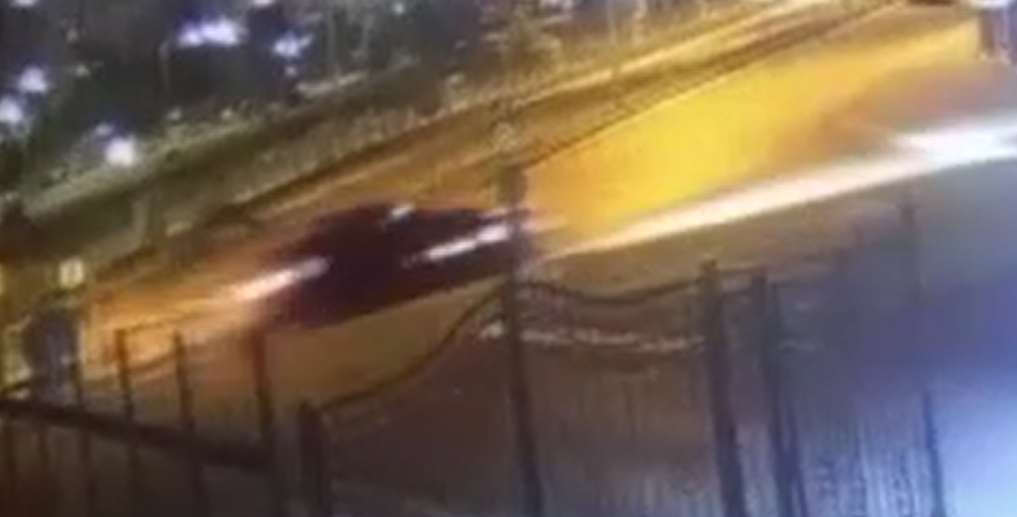 Kaldırımdan seken otomobil 1 metrelik duvarı aştı: O anlar kamerada!