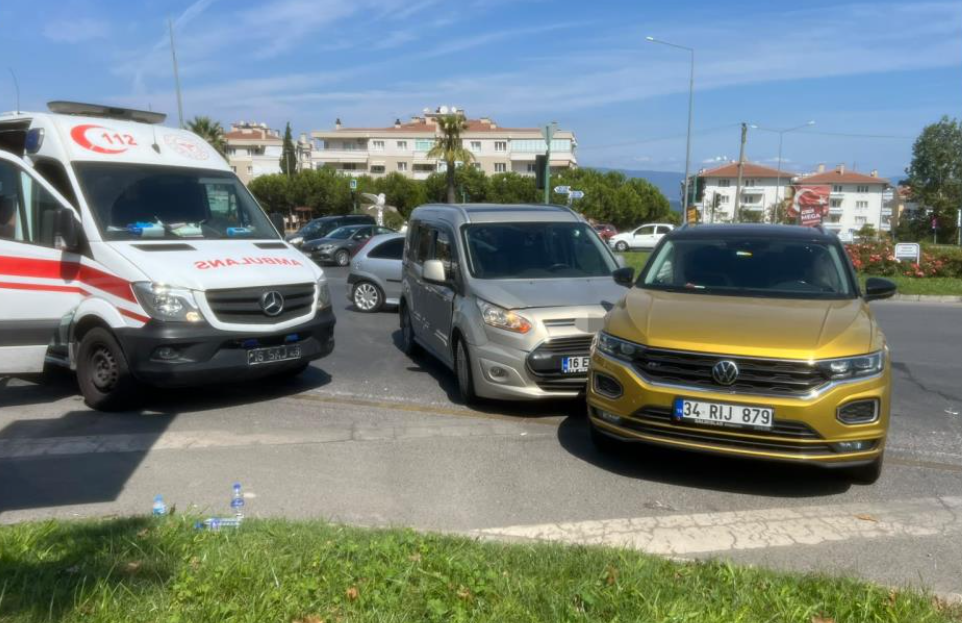 Bursa Mudanya'da kavşakta iki otomobil çarpıştı: 1 yaralı