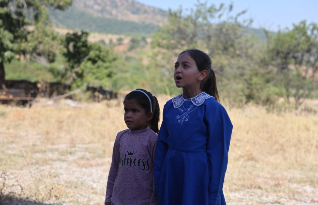 Bir ilkokulda 2 öğrenci ve 1 öğretmen için ilk ders zili çaldı