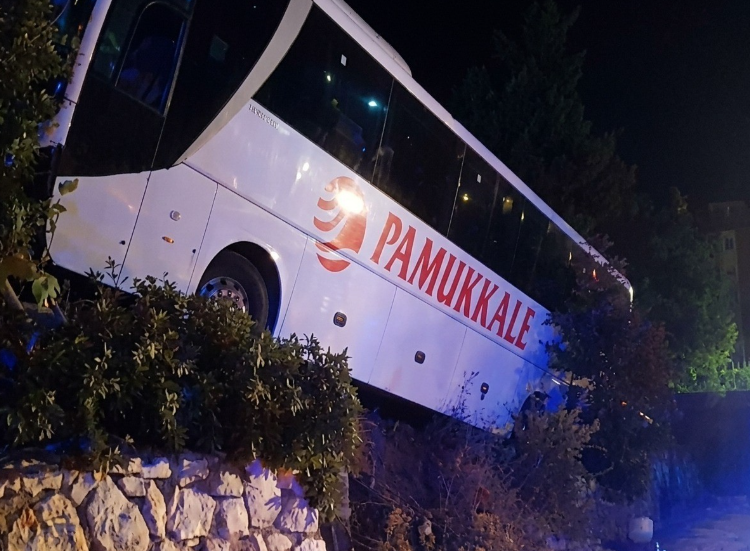 Yolcu otobüsü kaza yaptı: 18 yaralı