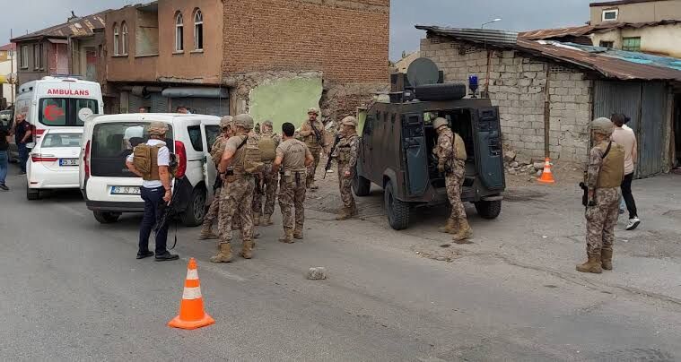 İki aile arasında silahla çatışma: 1’i polis 12 yaralı