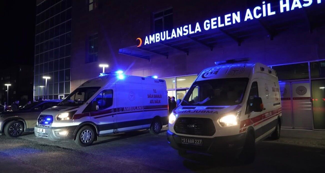 Tır ile hafif ticari araç kafa kafaya çarpıştı: 2 ölü, 1 yaralı