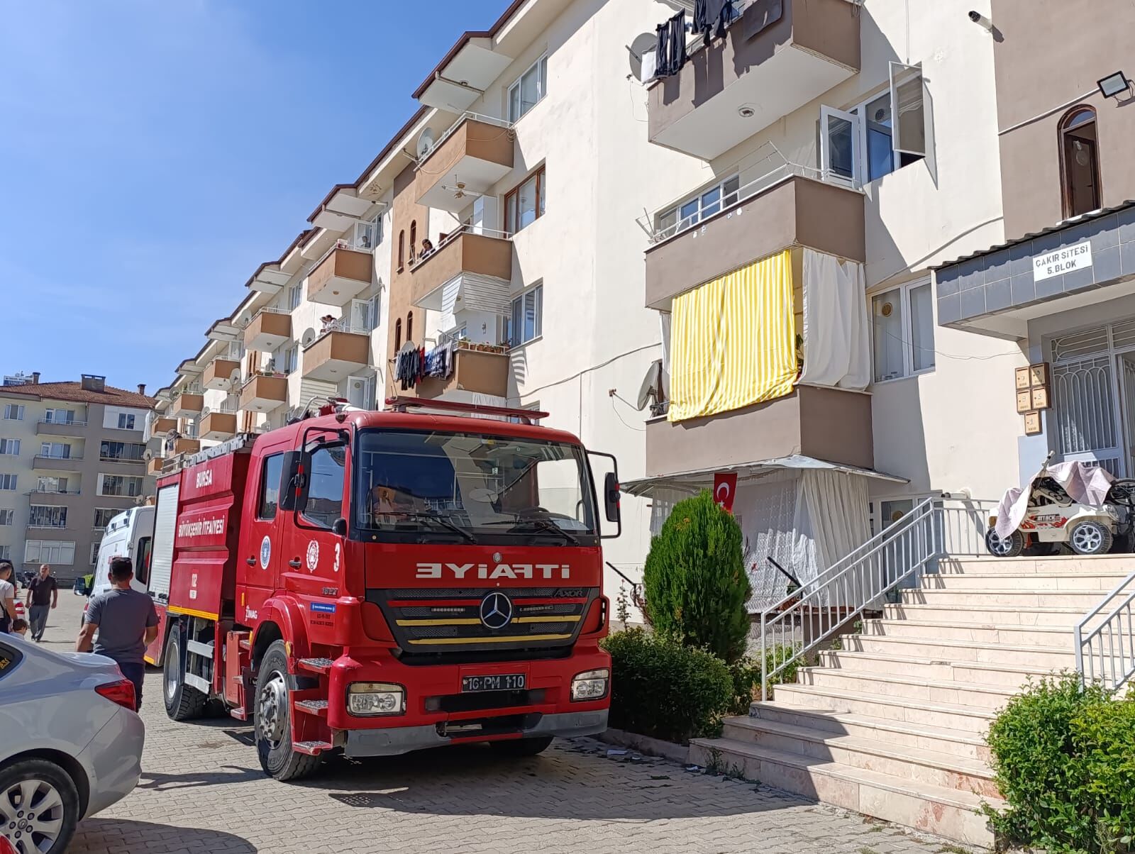 İnegöl’de ev yangını korkuttu! Dumanların arasında kalan 4 kişi dumandan etkilendi