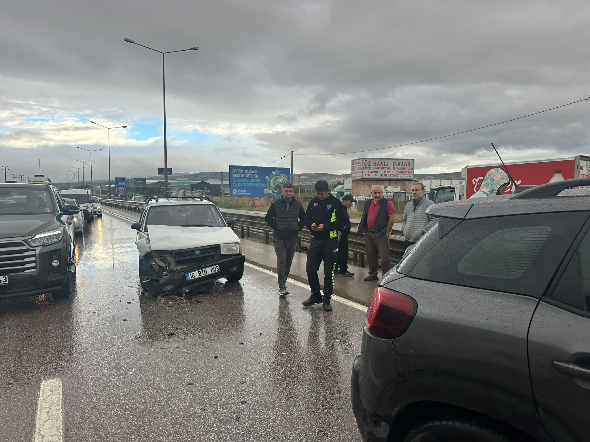 Bursa İnegöl’de Yağmurla Birlikte Kazalar Peş Peşe Geldi!