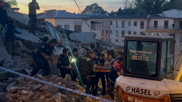 Göz göre göre gelen felaket: Çatlaklar tespit edilen sokakta 3 katlı bina saniyeler içinde çöktü!