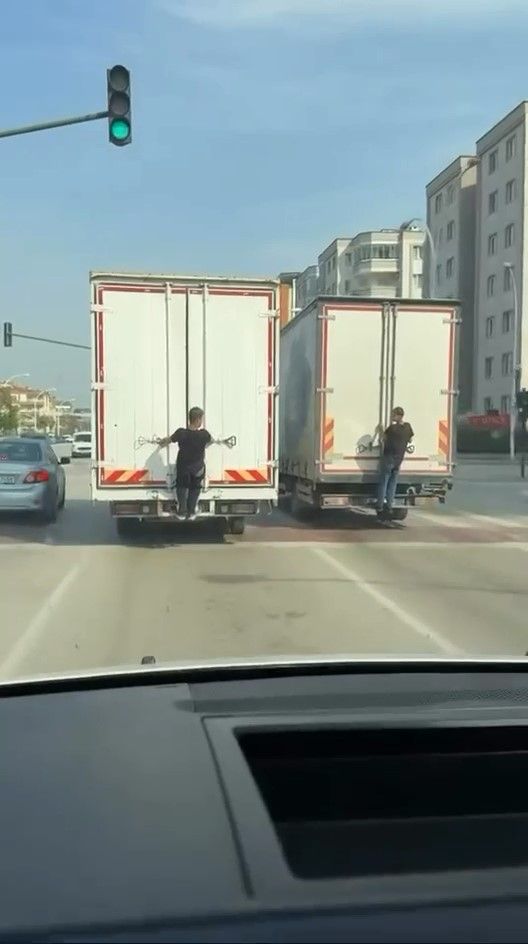 Hiç ders almayacak mıyız! Bursa'da çocukların tehlikeli oyunu kamerada