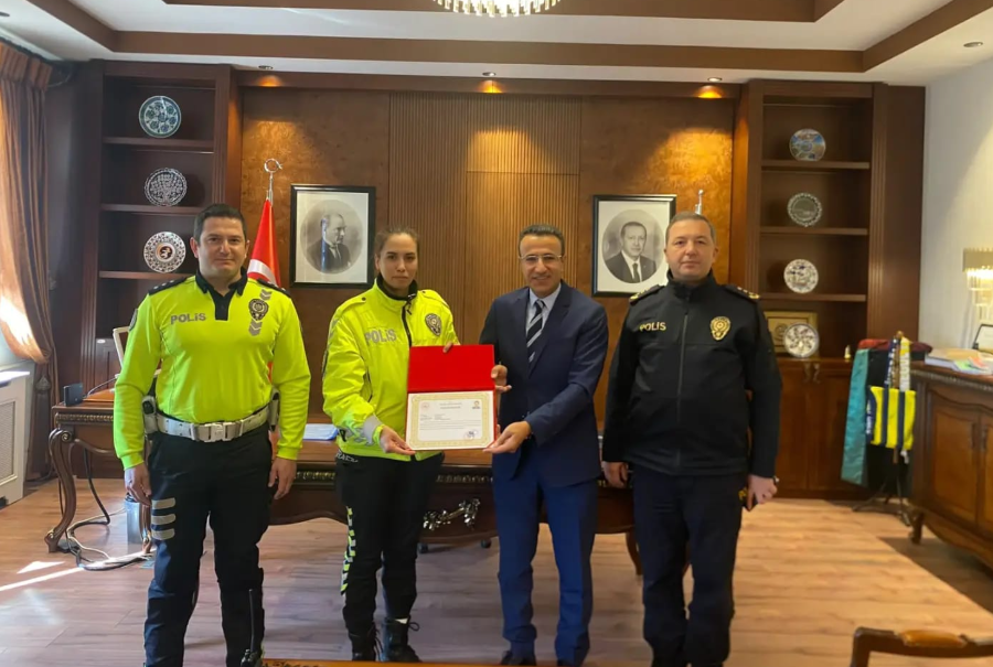 Yaralı genci yağmurdan korumuştu! İnegöl'de o polise ödül
