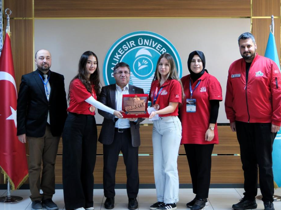 TEKNOFEST’te üçüncülük ödülü getiren projeye Rektör Oğurlu’dan tebrik
